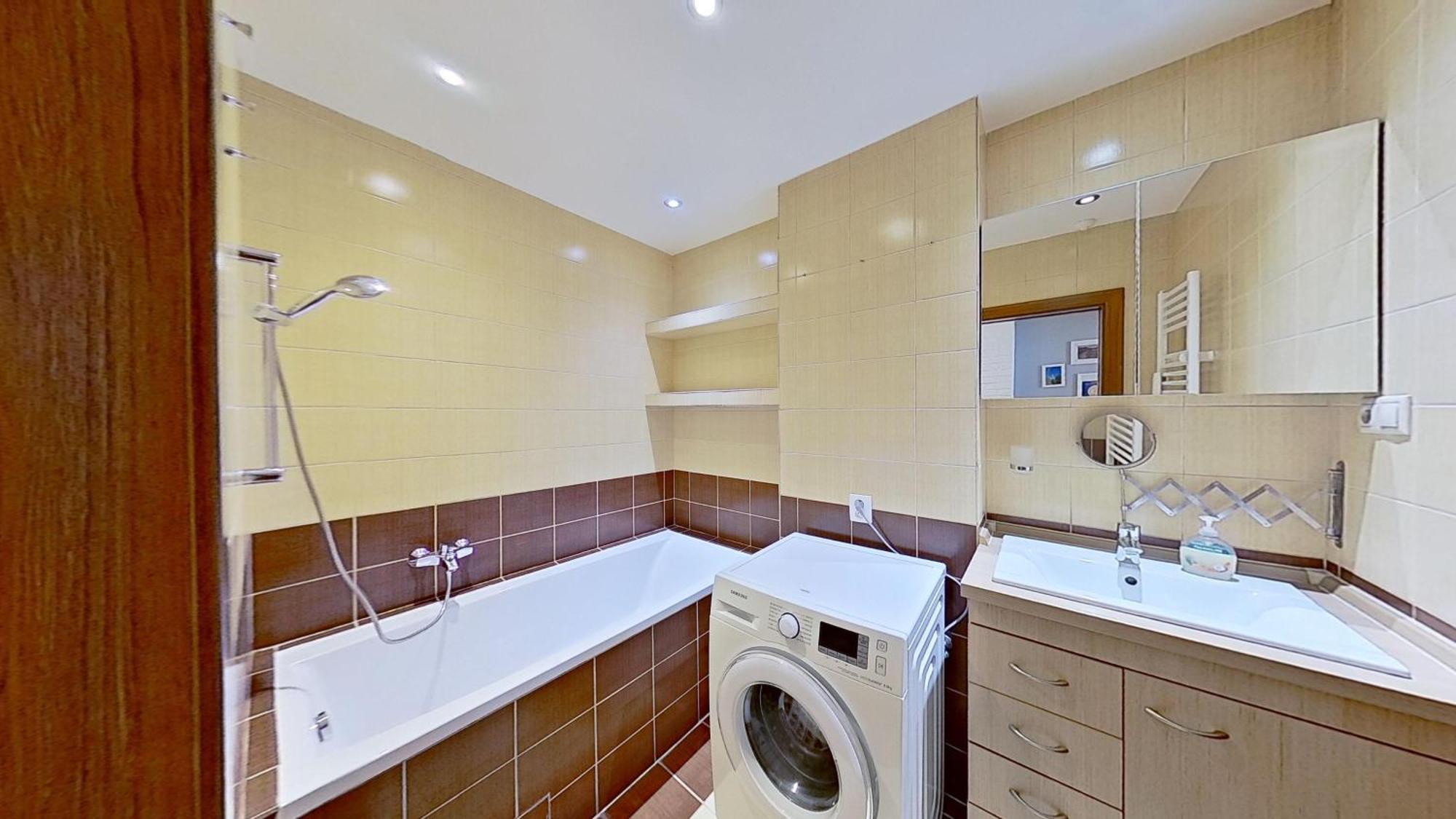 2Br Apt With Free Garage Parking, Close To The Historic Centre Братислава Экстерьер фото
